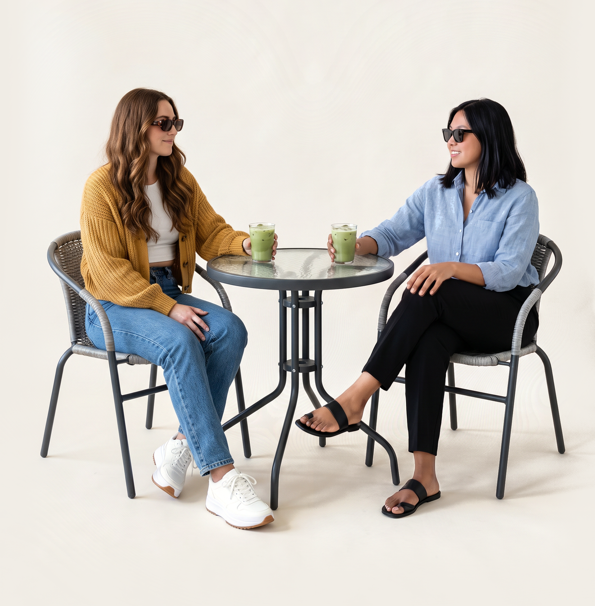 Dos amigas con lentes de sol toman un matcha sentadas en el Set de Jardín Bélgica
