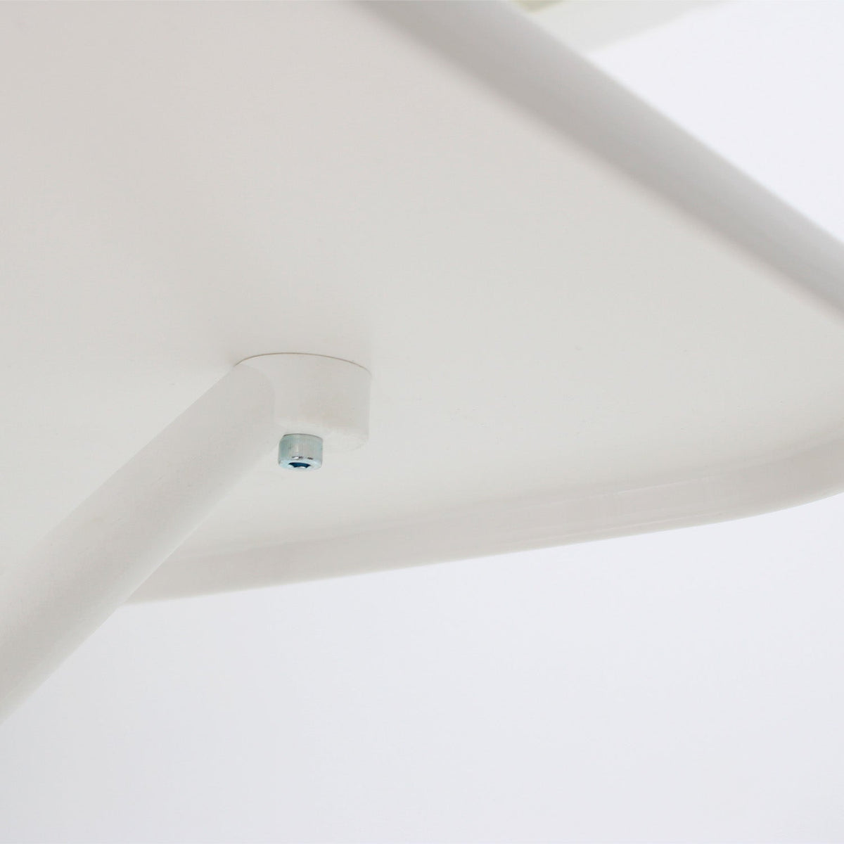 Mesa Lodi en blanco, detalle del acabado 2