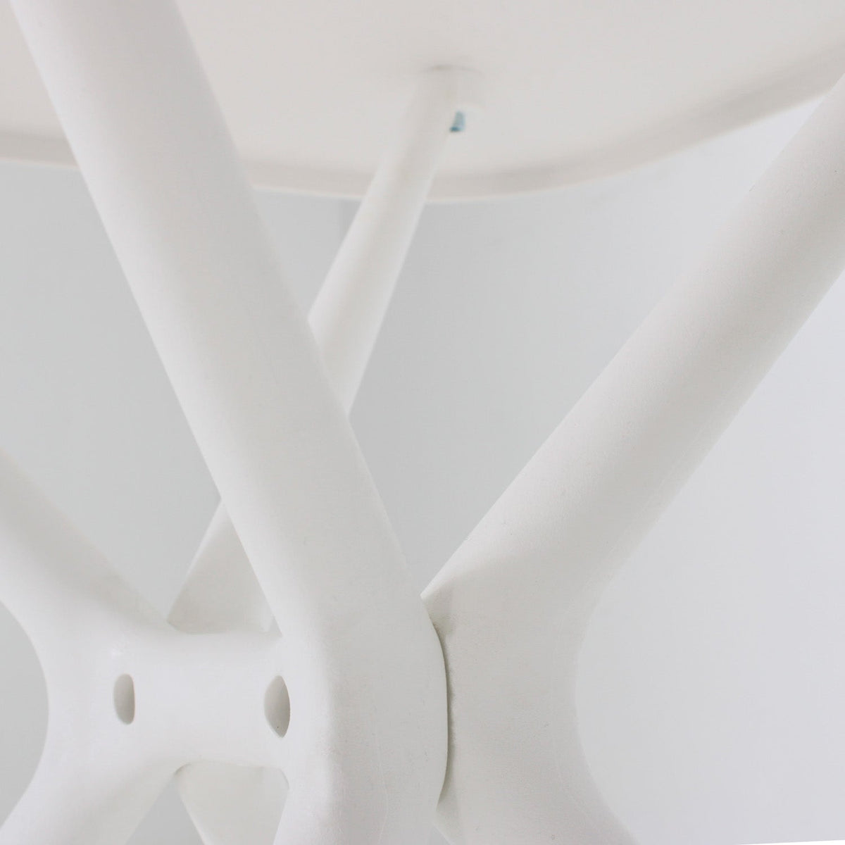 Mesa Lodi en blanco, detalle del acabado 3