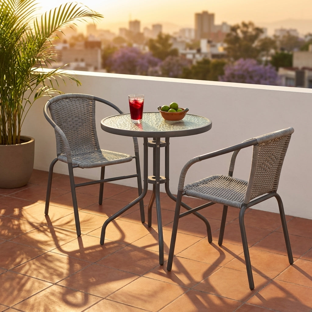 Set de jardín Bélgica en una terraza de la Ciudad de México al atardecer, con jacarandas al fondo